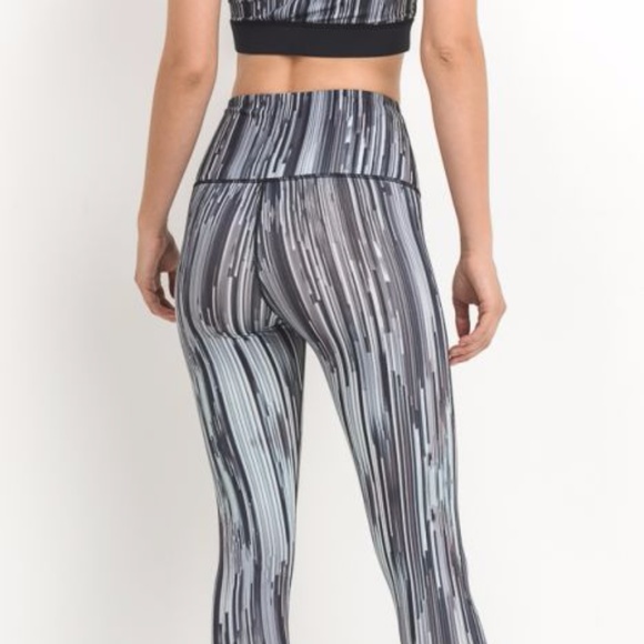 NWT Highwaist Cubism Print Capri Leggings - Picture 7 of 7